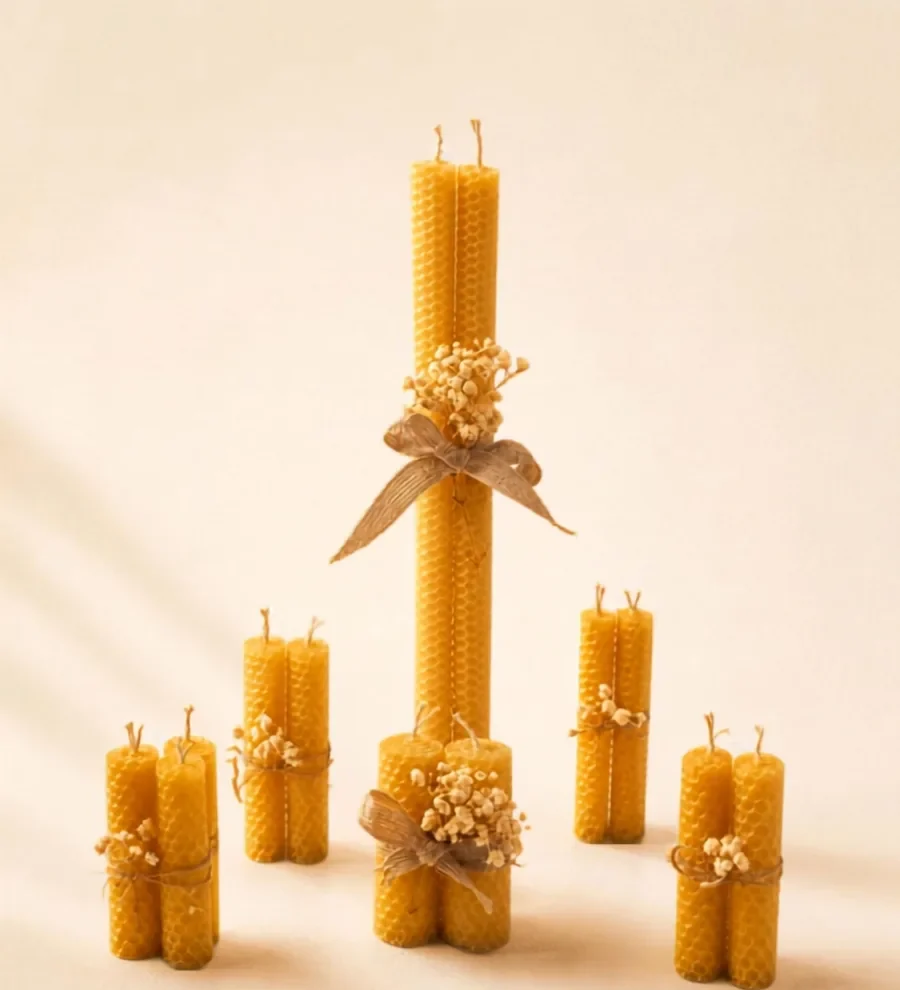 Velas de miel enrolladas a mano, atadas con flores secas