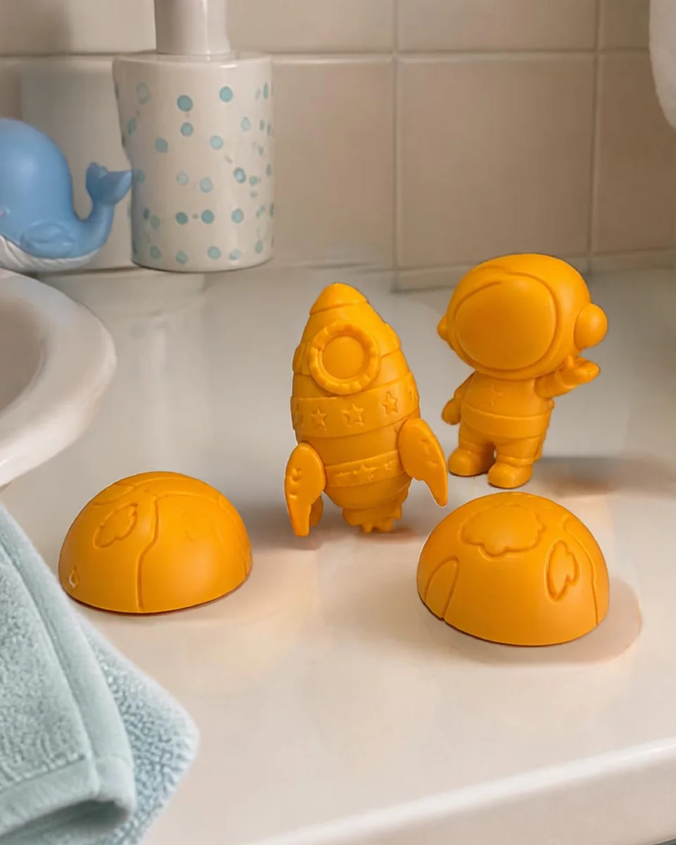 Velas con forma de cohete y astronauta