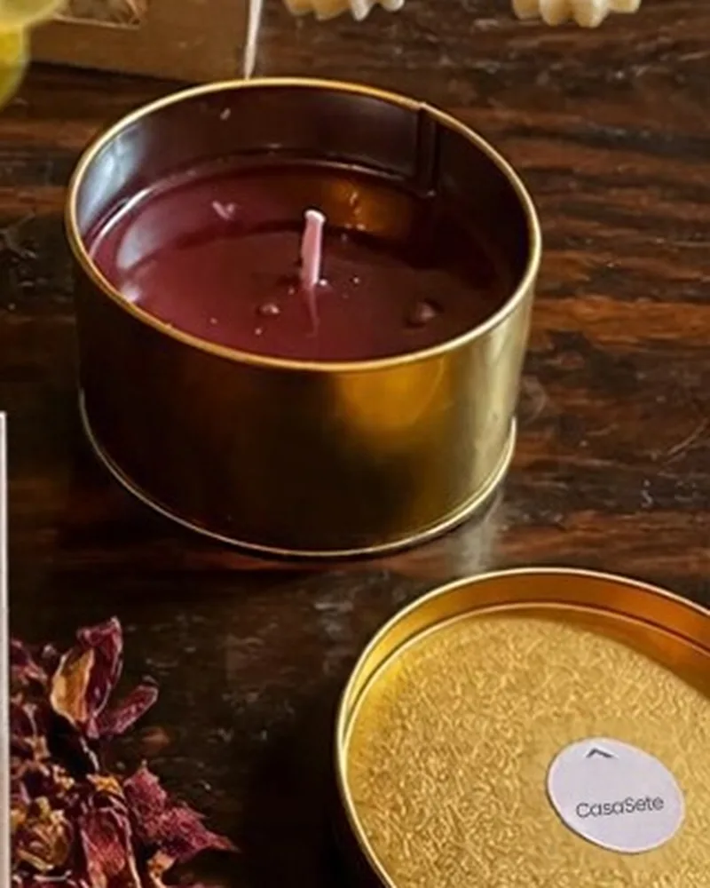 Vela aromática de rosa mosqueta en lata dorada